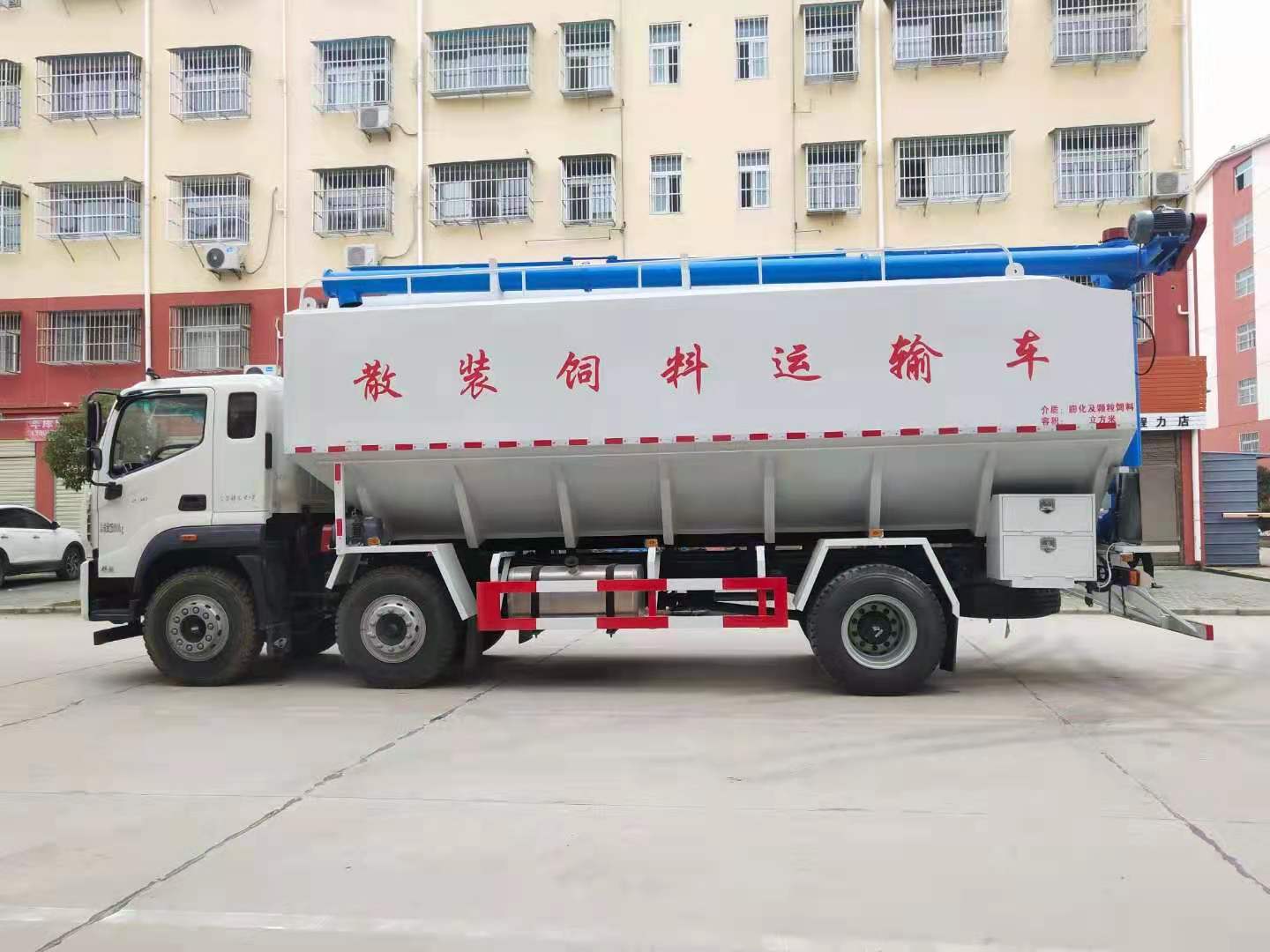 福田瑞沃小三軸散裝飼料車(chē)